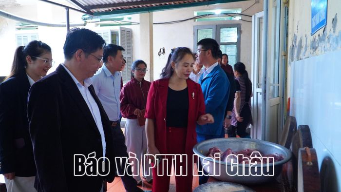 Đoàn kiểm tra công tác bảo đảm ATTP tại bếp ăn Trường Phổ thông Dân tộc nội trú THPT Sìn Hồ.