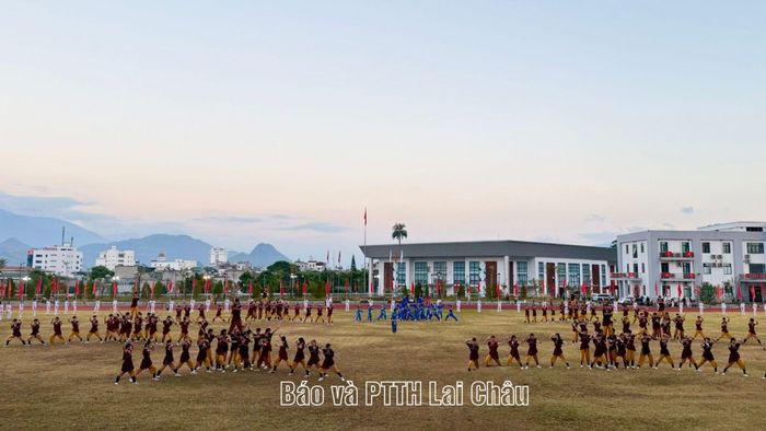 Chương trình biểu diễn văn nghệ và võ thuật.