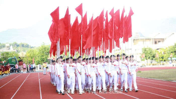 Diễu hành biểu dương lực lượng các khối và các đoàn vận động viên.