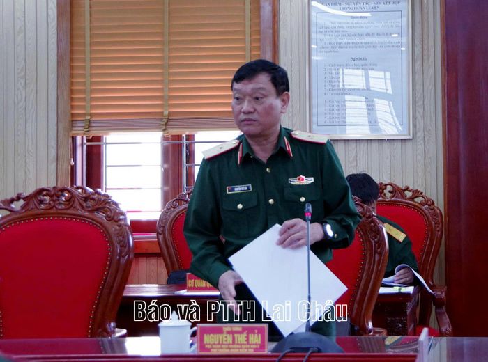 Thiếu tướng Nguyễn Thế Hải, Phó Tham mưu trưởng Quân khu thông qua báo cáo kết quả kiểm tra.