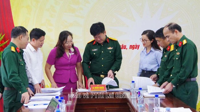 Đoàn công tác kiểm tra hệ thống văn kiện xây dựng và hoạt động khu vực phòng thủ tỉnh Lai Châu.