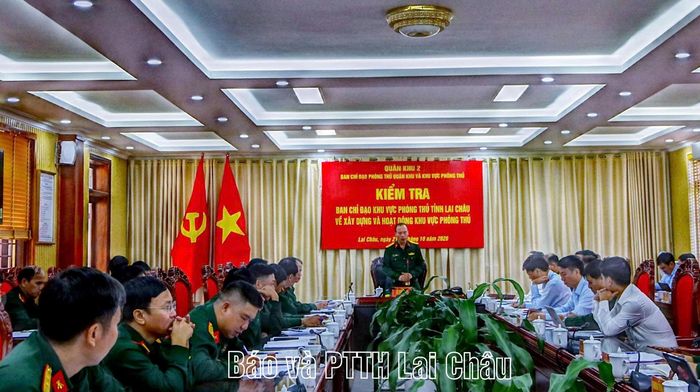 Đại tá Lê Văn Sơn, Phó Tư lệnh, Tham mưu trưởng Quân khu 2 phát biểu tại buổi kiểm tra.