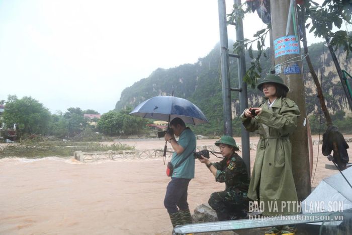 Cán bộ, phóng viên tác nghiệp ghi nhận hình ảnh lực lượng vũ trang giúp Nhân dân ứng phó, khắc phục hậu quả cơn bão số 4 năm 2026 tại xã Na Sầm