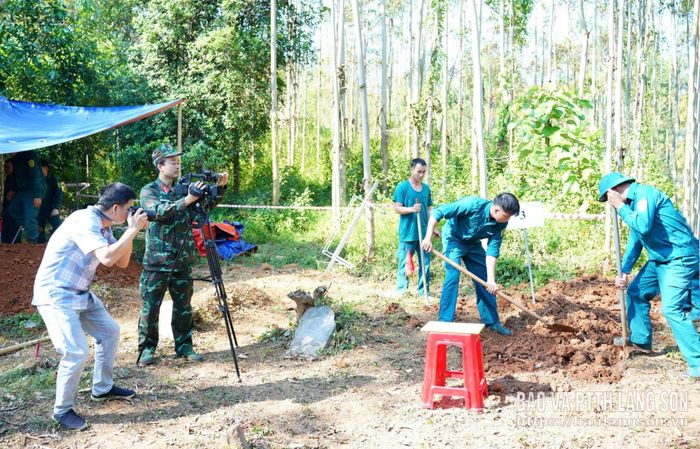 Cán bộ Ban Tuyên huấn, Phòng Chính trị, Bộ CHQS tỉnh cùng phóng viên Báo và PTTH Lạng Sơn tác nghiệp ghi hình ảnh các lực lượng tham gia khai quật mộ liệt sĩ phục vụ lấy mẫu, xác định danh tính hài cốt liệt sĩ tại địa bàn thôn Long Thịnh, xã Quốc Khánh 