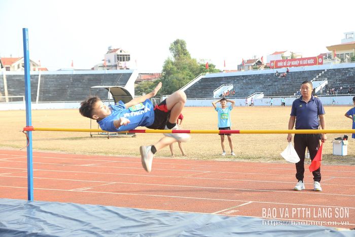 Vận động viên thi đấu môn Điền kinh, nội dung nhảy cao nam