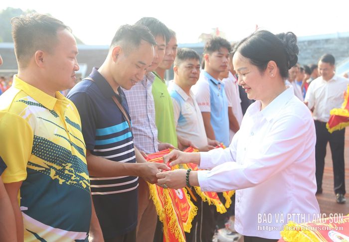 Lãnh đạo Sở Giáo dục và Đào tạo trao cờ lưu niệm cho các đơn vị tham dự