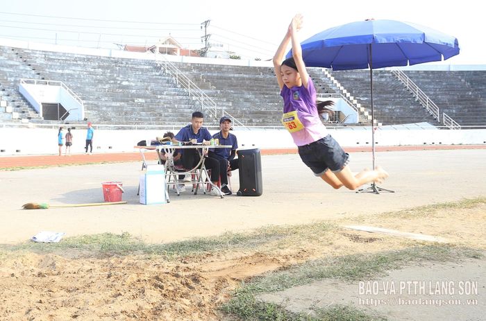 Vận động viên thi đấu môn Điền kinh, nội dung nhảy xa nữ