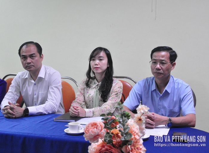 Các thành viên tham gia đoàn khảo sát tại doanh nghiệp, hộ kinh doanh trên địa bàn phường Kỳ Lừa