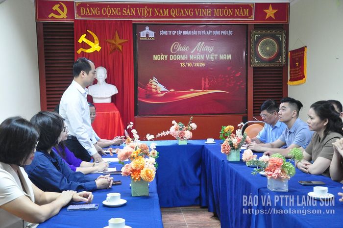 Các thành viên đoàn khảo sát nắm bắt tình hình hoạt động tại Công ty CP Tập đoàn Đầu tư và Xây dựng Phú Lộc
