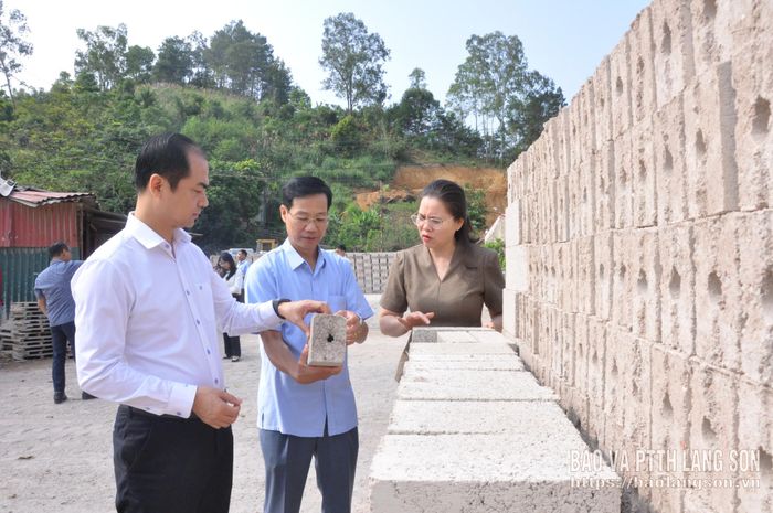 Các thành viên đoàn khảo sát nắm bắt tình hình hoạt động của hộ sản xuất, kinh doanh vật liệu xây dựng