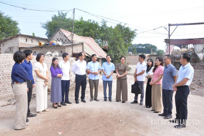 Đoàn khảo sát, nắm tình hình tại cơ sở sản xuất của hộ kinh doanh trên địa bàn phường Kỳ Lừa