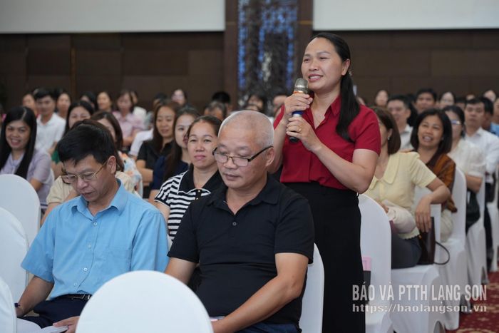Giáo viên thực hành nói tiếng Anh tại hội thảo