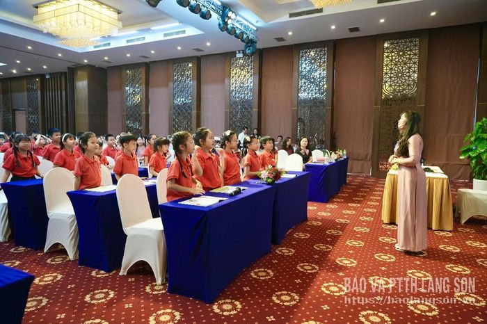 Giáo viên và học sinh Trường Tiểu học Tam Thanh thực hiện một tiết học minh họa môn Âm nhạc có sử dụng tiếng Anh