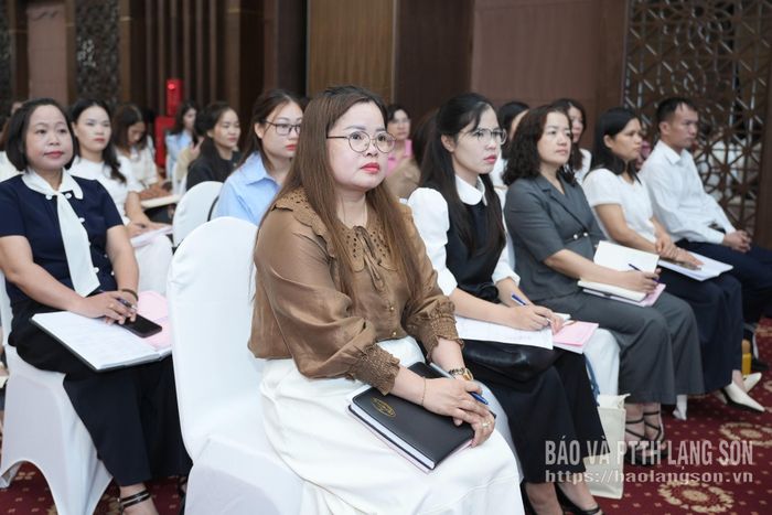 Các cán bộ quản lý, giáo viên tham dự hội thảo