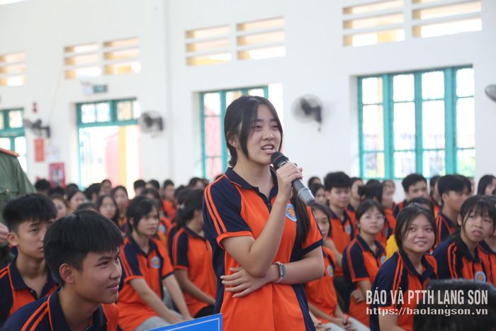 Học sinh Trường THPT Dân tộc nội trú tỉnh tham gia giao lưu, chia sẻ tại chương trình
