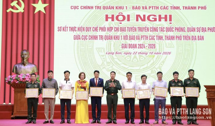 Phó Chính ủy Quân khu 1 trao tặng Bằng khen cho các tập thể, cá nhân