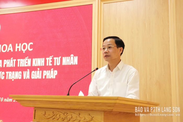 Lãnh đạo Ủy ban MTTQ Việt Nam tỉnh trình bày báo cáo đề dẫn tại hội thảo