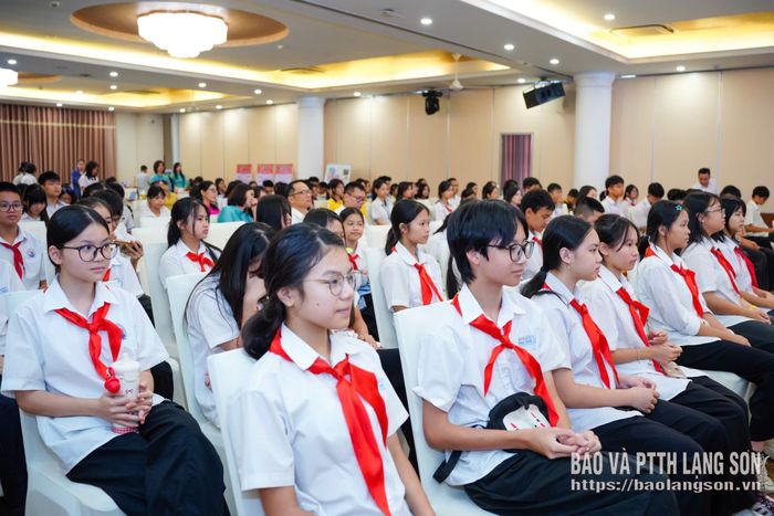 Các em học sinh tham dự chương trình