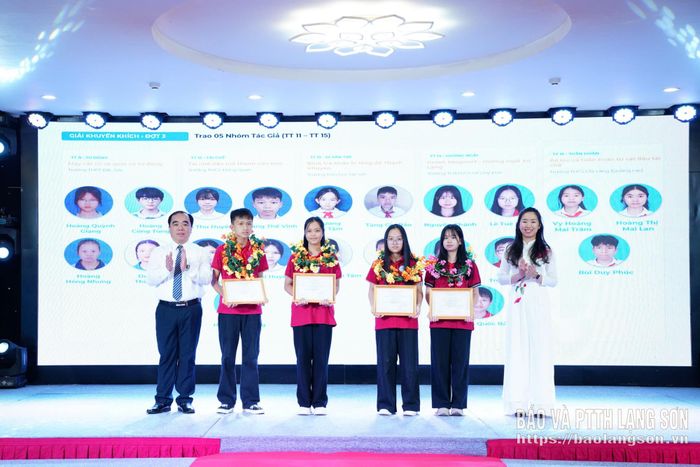 Đại diện Ban Tổ chức trao giải Khuyến khích cho nhóm tác giả