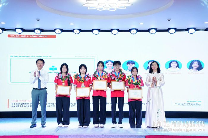 Đại diện Ban Tổ chức trao giải Ba cho nhóm tác giả