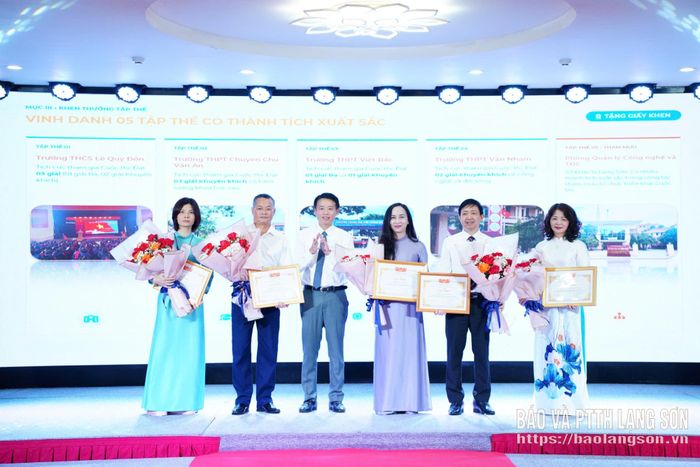 Đại diện Ban Tổ chức trao giải cho các tập thể có thành tích xuất sắc