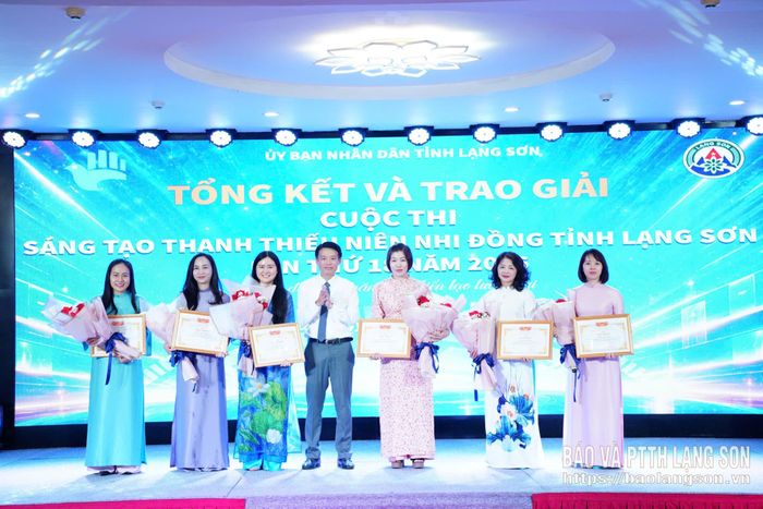 Đại diện Ban Tổ chức trao giải cho các cá nhân có thành tích xuất sắc