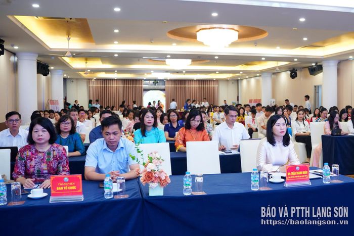 Lãnh đạo UBND tỉnh và các đại biểu dự chương trình