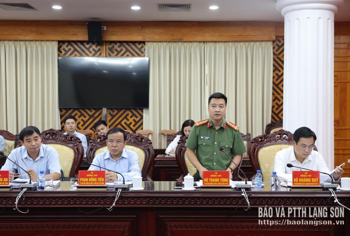 Đồng chí Vũ Thanh Tùng, Ủy viên Ban Thường vụ Tỉnh ủy, Giám đốc Công an tỉnh phát biểu tại cuộc họp