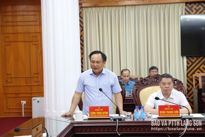 Đồng chí Lương Trọng Quỳnh, Ủy viên Ban Thường vụ Tỉnh ủy, Trưởng Ban Nội chính Tỉnh ủy trình bày báo cáo kết quả công tác tháng 10
