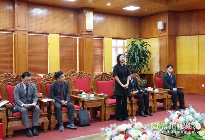 Thành viên đoàn công tác Công sứ Đại sứ quán Hàn Quốc tại Việt Nam phát biểu tại buổi làm việc