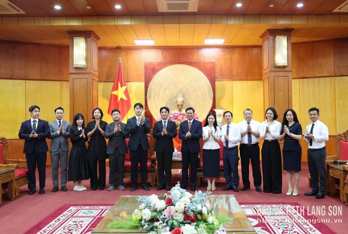 Đồng chí Đinh Hữu Học, Ủy viên Ban Thường vụ Tỉnh ủy, Phó Chủ tịch Thường trực UBND tỉnh cùng lãnh đạo các sở, ngành của tỉnh chụp ảnh lưu niệm cùng các thành viên đoàn công tác