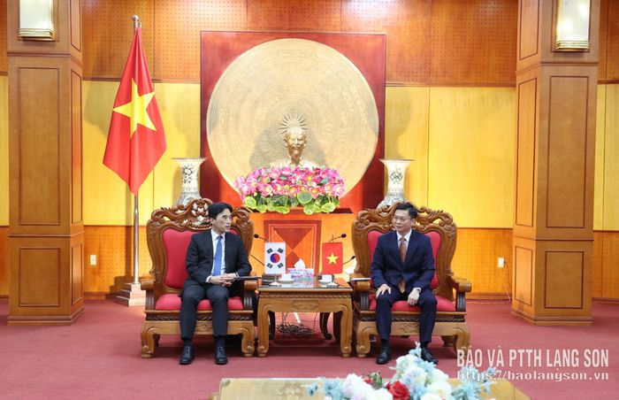 Đồng chí Đinh Hữu Học, Ủy viên Ban Thường vụ Tỉnh ủy, Phó Chủ tịch Thường trực UBND tỉnh Lạng Sơn (bên phải) và ông Seo Won Sam, Công sứ kiêm Tổng Lãnh sự Đại sứ quán Hàn Quốc tại Việt Nam (bên trái) trao đổi các nội dung tại buổi làm việc