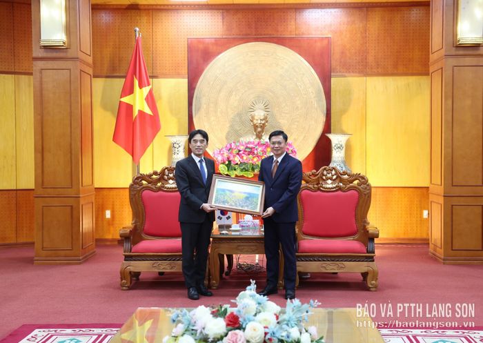 Đồng chí Đinh Hữu Học, Ủy viên Ban Thường vụ Tỉnh ủy, Phó Chủ tịch Thường trực UBND tỉnh tặng quà lưu niệm của tỉnh cho ông Seo Won Sam