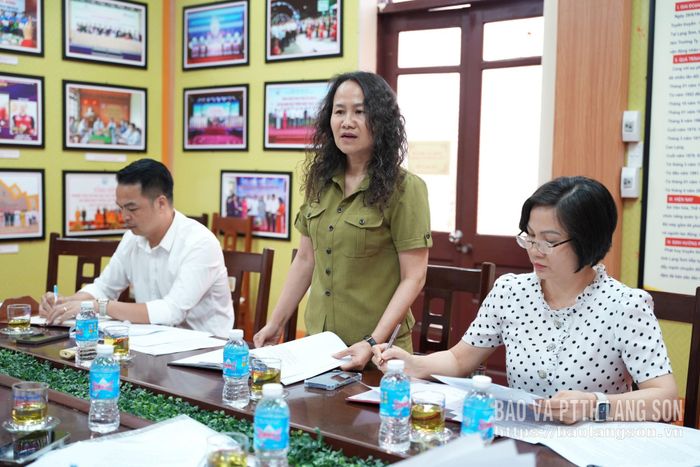 Đại diện Sở Giáo dục và Đào tạo phát biểu tại cuộc họp
