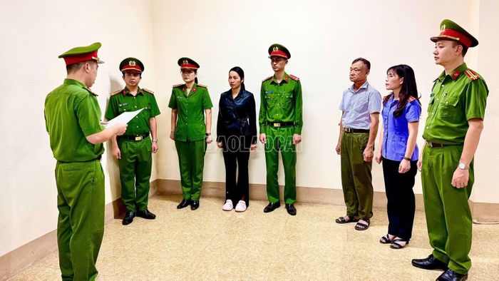 Cơ quan CSĐT Công an tỉnh Lào Cai ra quyết định khởi tố bị can đối với Lê Kim Anh về tội chống người thi hành công vụ.