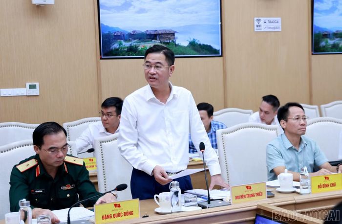 Đồng chí Nguyễn Trung Triều - Ủy viên Ban Chấp hành Đảng bộ tỉnh, Chánh Thanh tra tỉnh Lào Cai phát biểu ý kiến tại phiên họp.