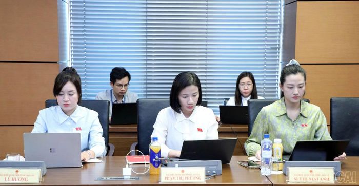 Các đại biểu Quốc hội tỉnh Lào Cai tại phiên thảo luận tổ.
