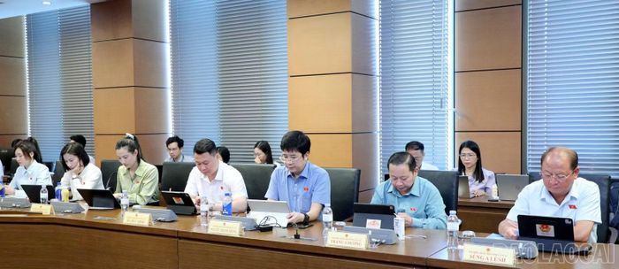 Các đại biểu Quốc hội tỉnh Lào Cai tại phiên thảo luận tổ.