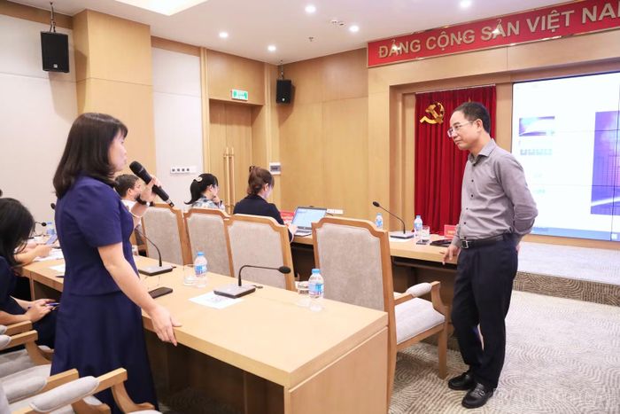 Học viên trao đổi nội dung tập huấn cùng giảng viên.