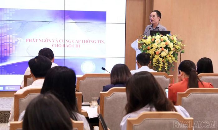 Phó Cục trưởng Cục Báo chí, Bộ Văn hóa, Thể thao và Du lịch Nguyễn Văn Hiếu truyền đạt nội dung tập huấn tại hội nghị.