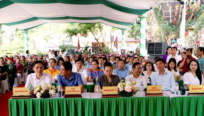 Các đại biểu dự Lễ hội đền Đôi Cô.