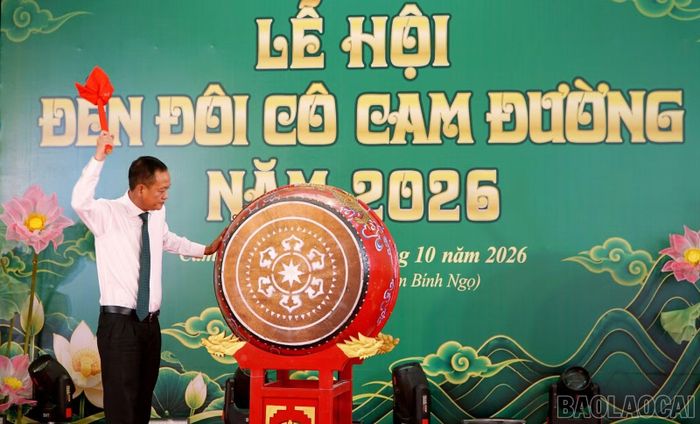 Đồng chí Vũ Hùng Dũng, Uỷ viên Ban Chấp hành Đảng bộ tỉnh, Bí thư Đảng uỷ, Chủ tịch HĐND phường Cam Đường đánh trống khai hội.
