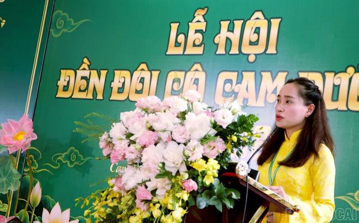 Bà Nguyễn Thu Hoài, Phó Chủ tịch UBND phường Cam Đường đọc diễn văn khai hội.