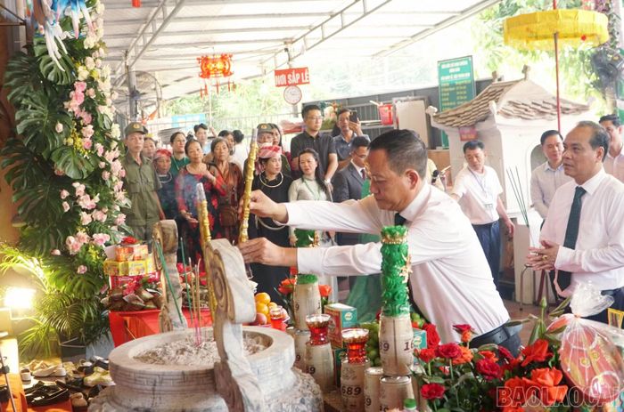 Các đại biểu, Nhân dân và du khách thành kính dâng hương tại lễ hội.
