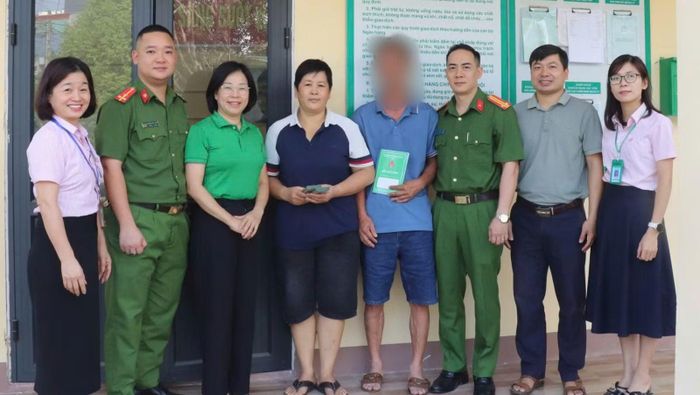 Phòng giao dịch Ngân hàng chính sách xã hội Cam Đường hỗ trợ người sau cai nghiện tiếp cận nguồn vốn vay.