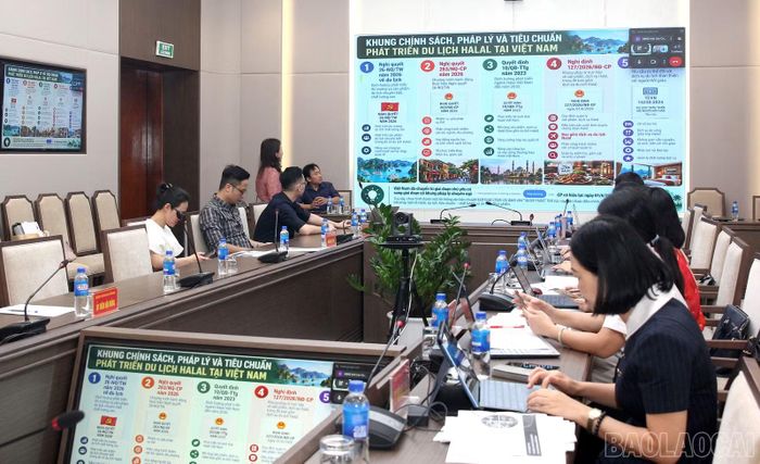 Đại diện Viện Nghiên cứu Nam Á, Tây Á và Châu Phi trình bày thuyết minh nhiệm vụ.