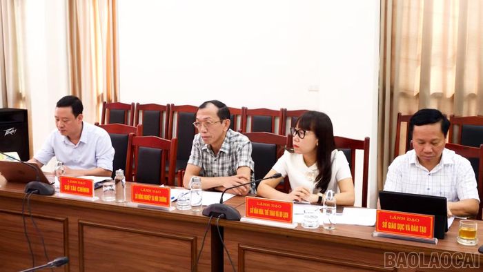 Các đại biểu tham dự buổi giám sát.