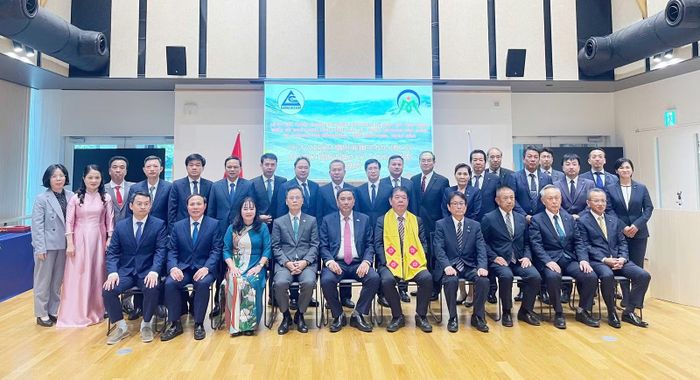 Đại biểu tỉnh Lào Cai và thành phố Mimasaka chụp ảnh lưu niệm tại lễ ký kết.