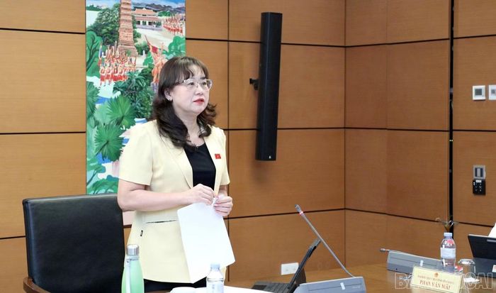 Đại biểu Giàng Thị Dung - Phó Bí thư Tỉnh ủy, Trưởng Đoàn đại biểu Quốc hội tỉnh Lào Cai tham gia góp ý vào dự án Luật Đất đai (sửa đổi).