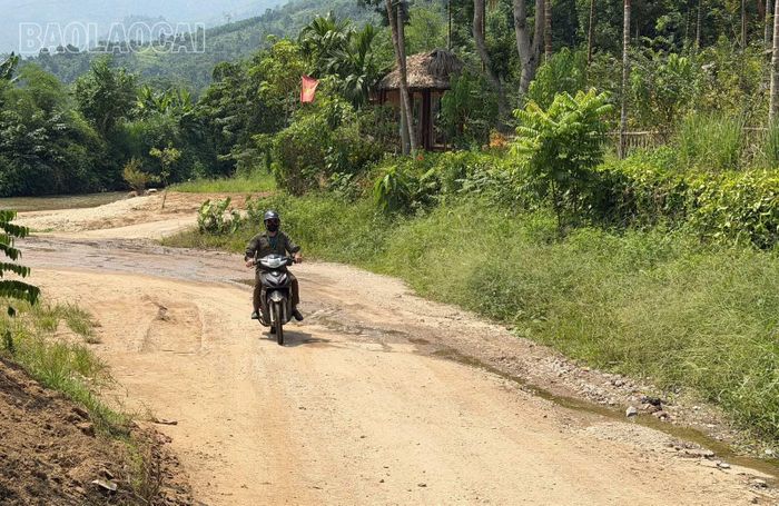 Người dân xã Nghĩa Đô và khu vực lân cận mong tuyến Tỉnh lộ 153 sớm được nâng cấp, bảo đảm đi lại an toàn, thuận lợi.